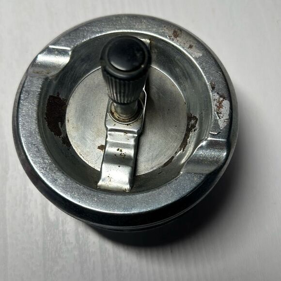 Gold Coin Metal ashtray with a snake-like pattern with a twist Made in Hong Kong - Picture 5 of 8